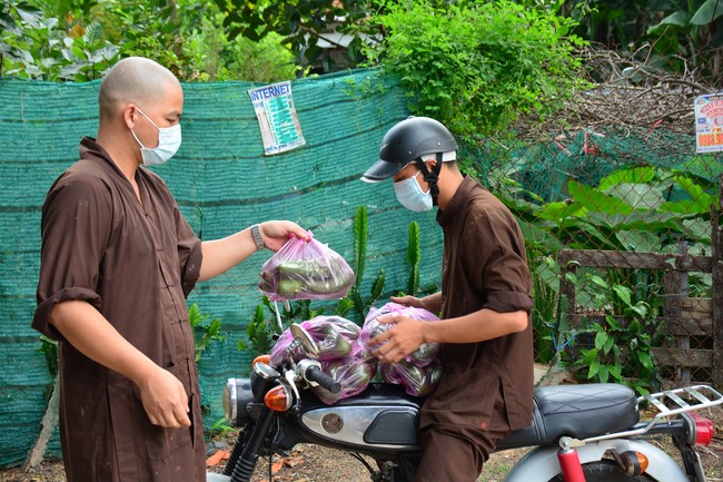 Continuing to support people in need in the Covid-19 pandemic of Hoang Phap Pagoda (series 4)